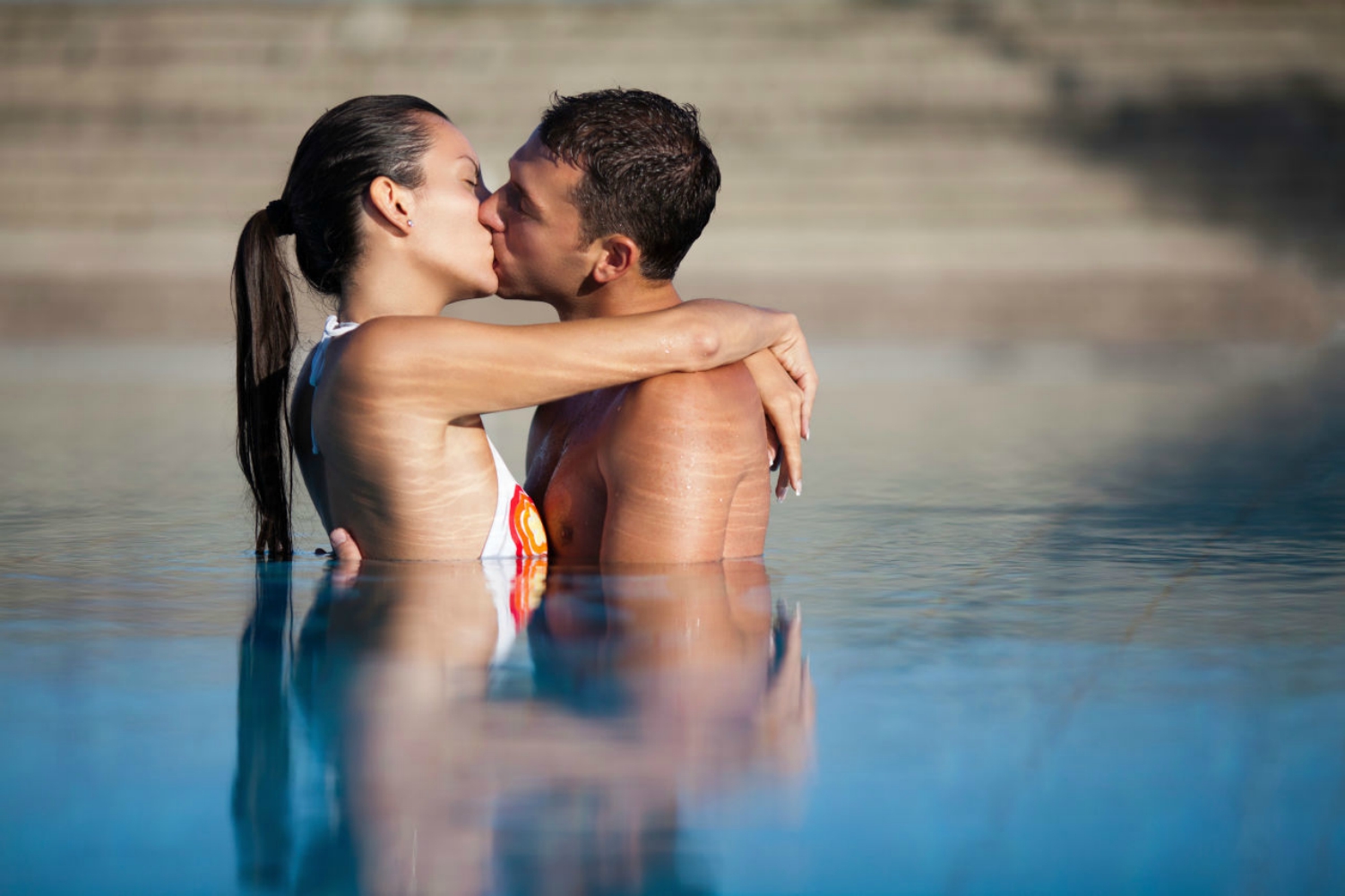 Любовники занимаются сексом в бассейне и на его берегу