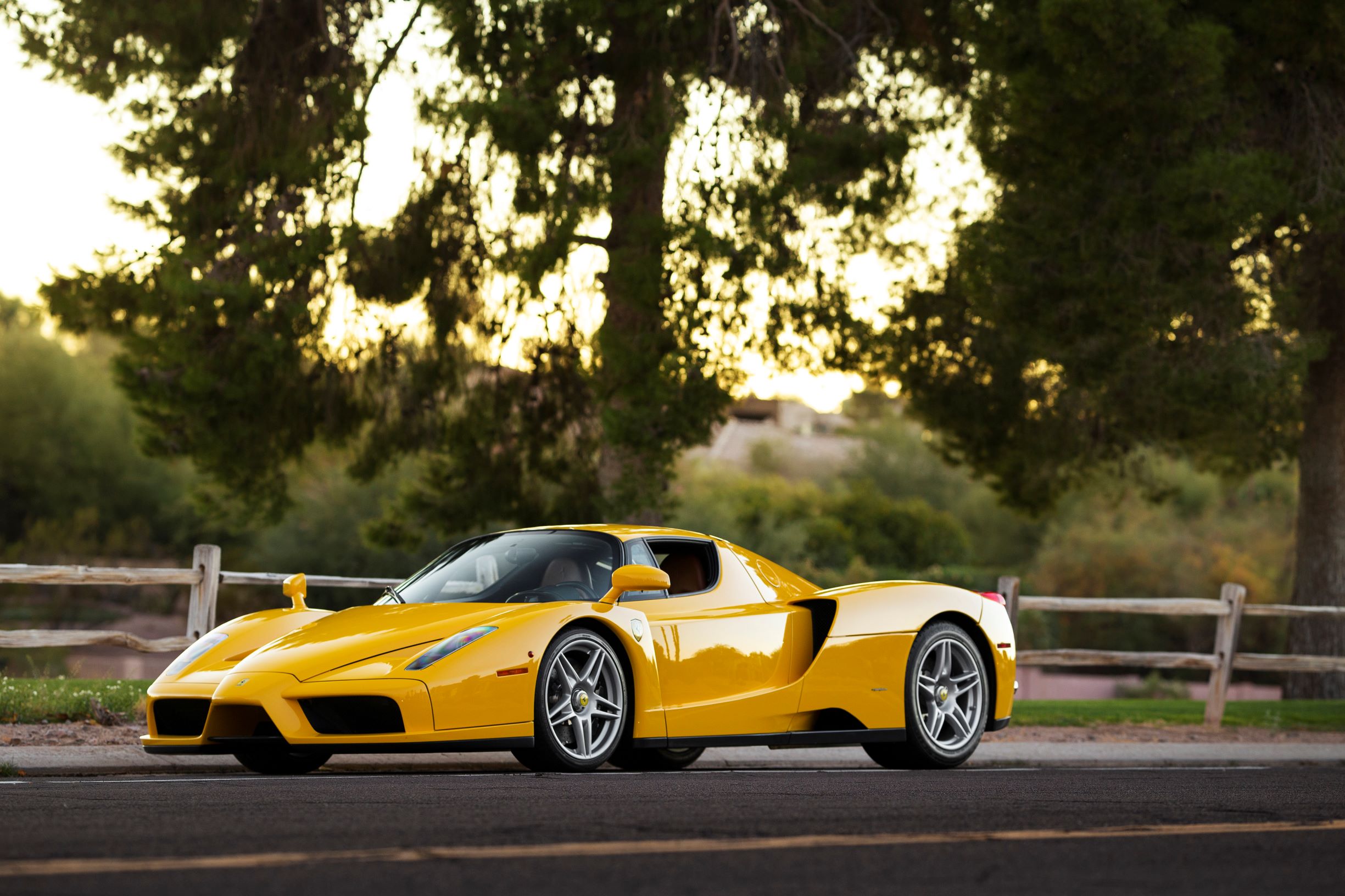 Enzo Ferrari Foto Stok Unduh Gambar Sekarang Kuning, Mobil Sport, Aneh ...