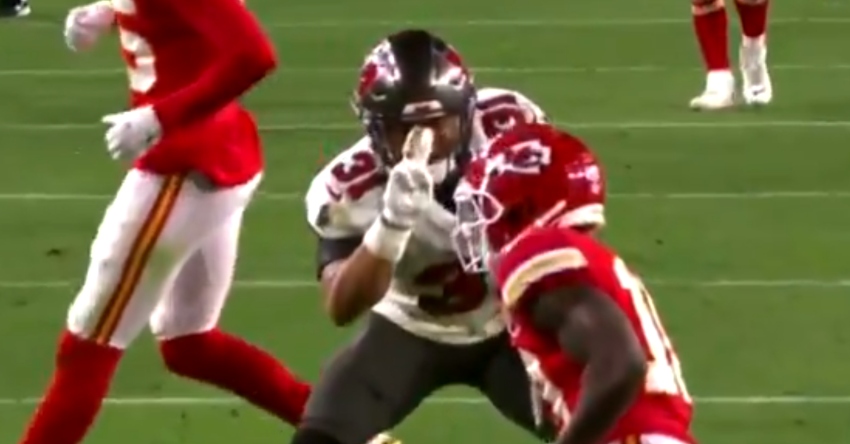 Bucs' Antoine Winfield gets 'peace' sign from fans after Super Bowl gesture