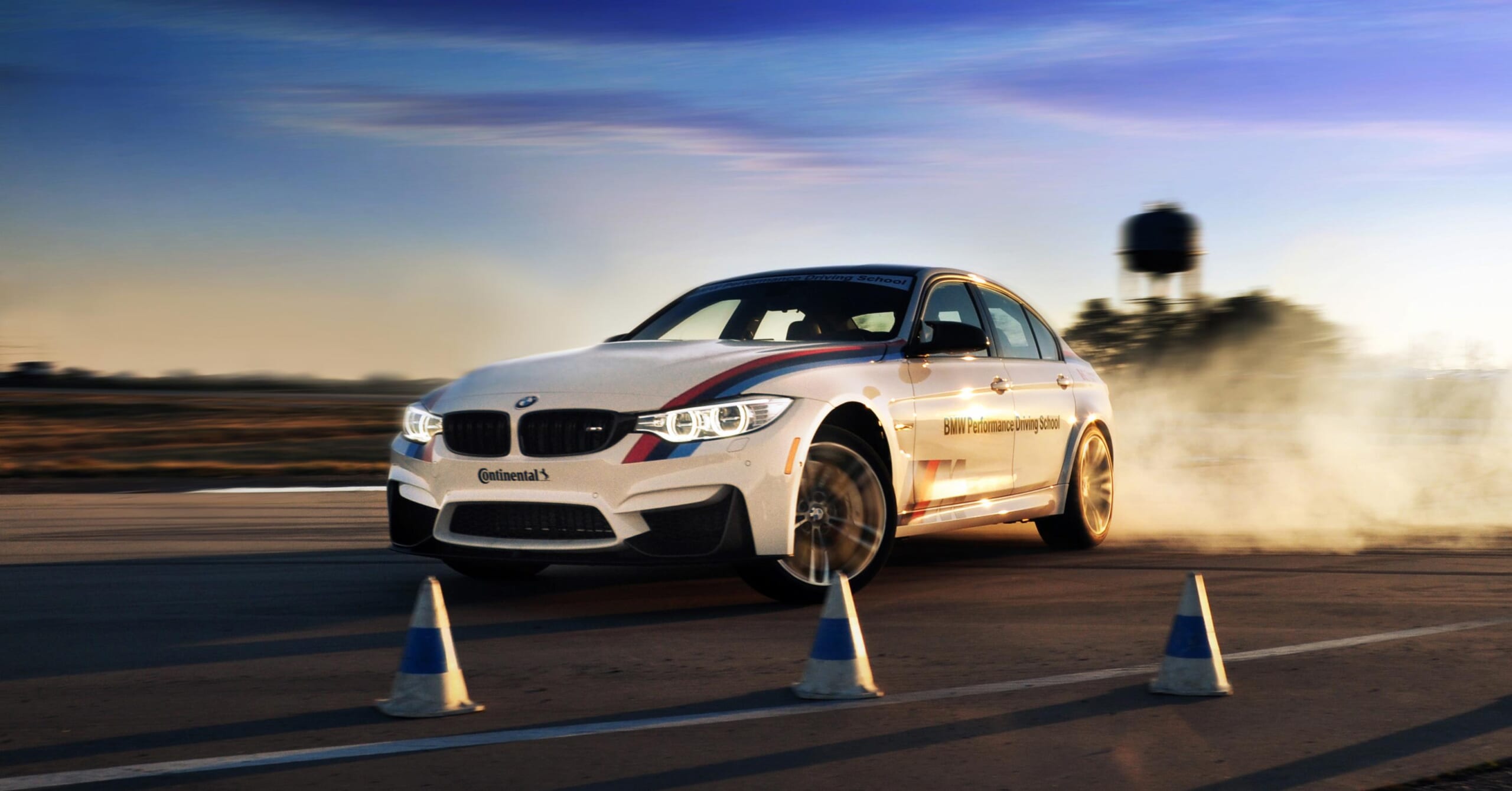 Автомобили 2 часа. БМВ трасса. BMW Performance Driving School. BMW промо. Спортивные БМБ на трассе.