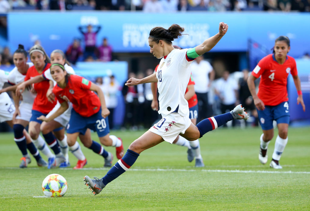 US soccer star Carli Lloyd kicks 55-yard field goal at Eagles