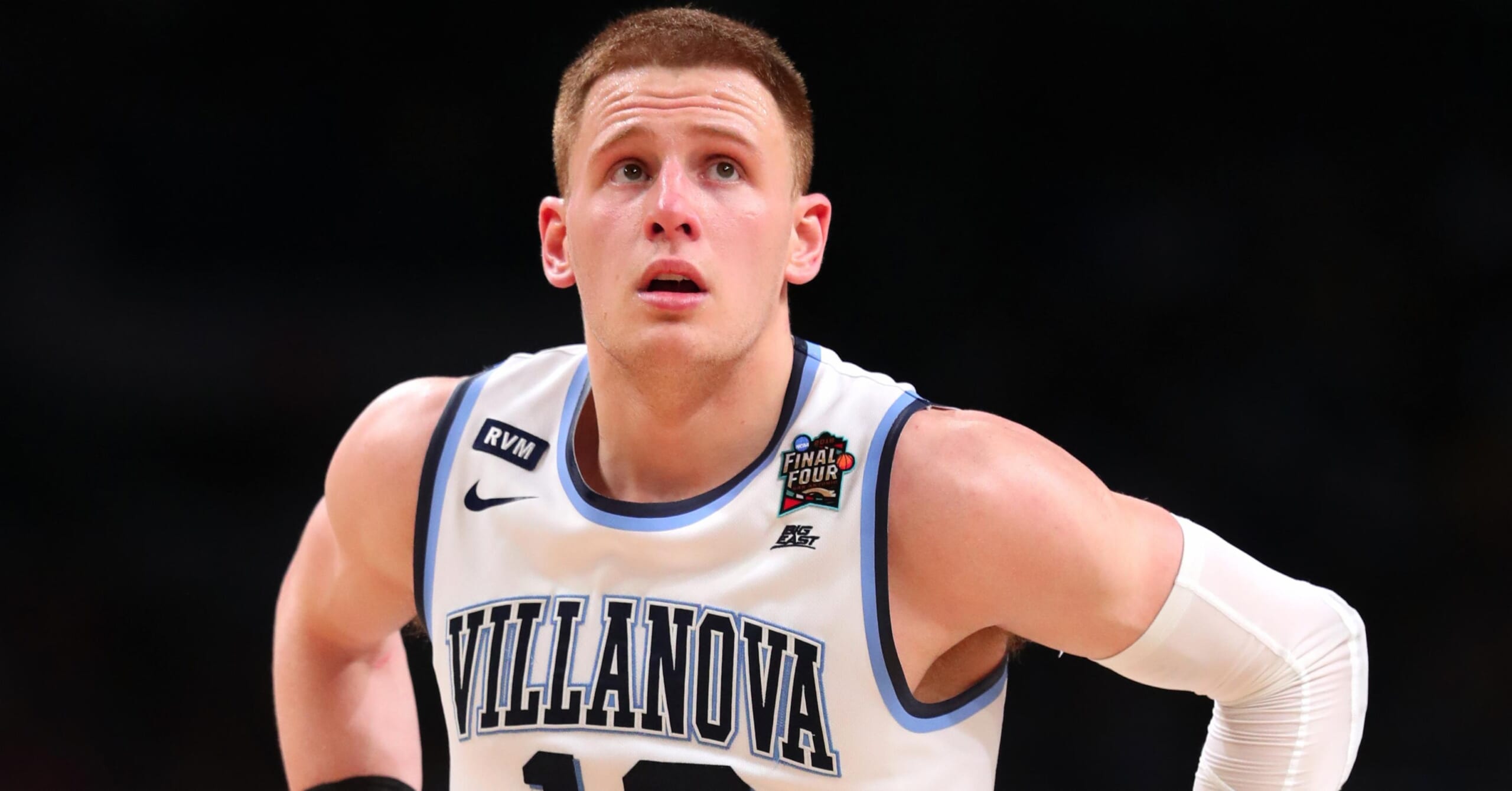 Bleacher Report on Twitter: Michigan players trying to defend Donte  DiVincenzo… #NationalChampionship  / Twitter