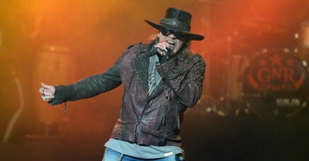 facebook-Linked_Image___Guns-N-Roses-Axl-Rose.jpg