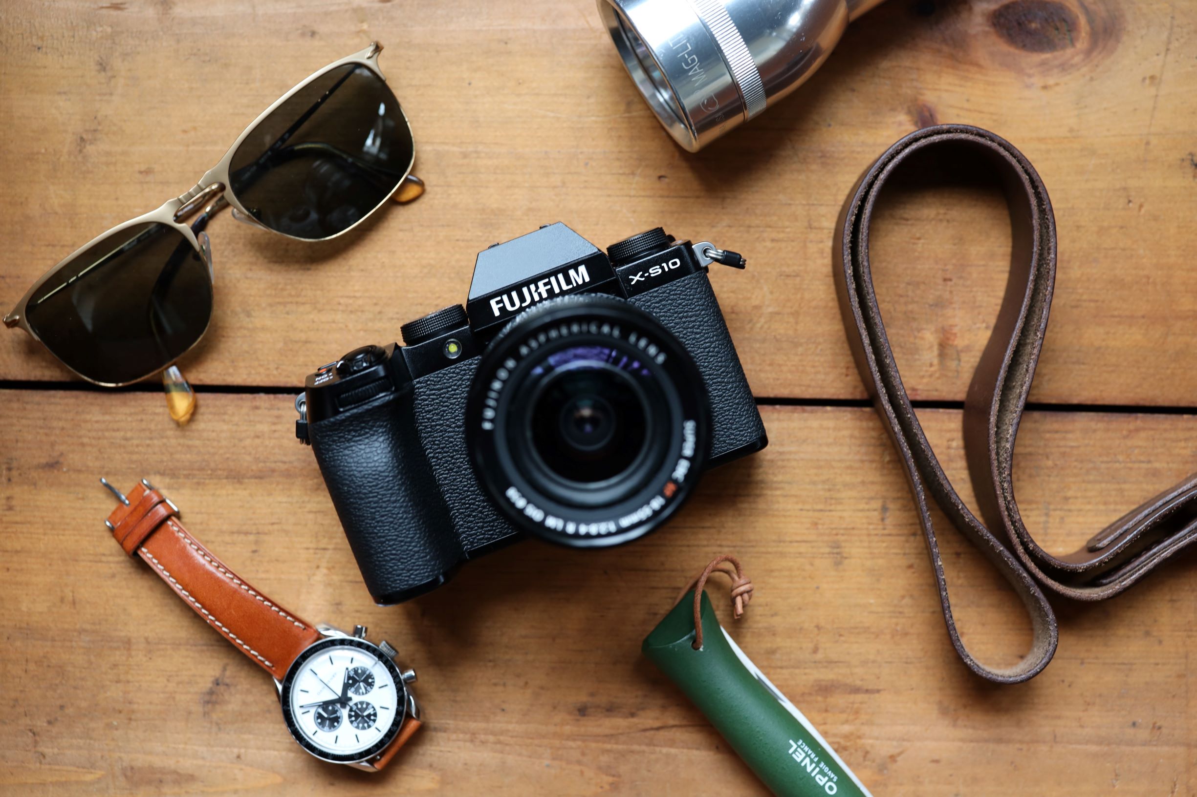 The Fujifilm X-S10 Is a Compact Pro Camera Loaded With Super Cool