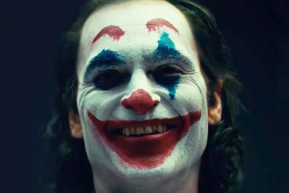 'Joker' Origin Movie Reveals First Footage of Joaquin Phoenix in Clown ...