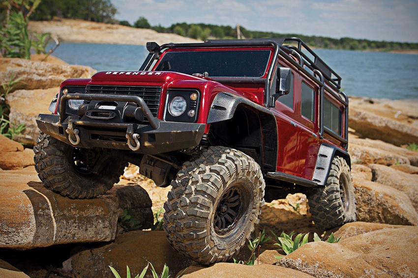 beheerder Speeltoestellen cafe This RC Land Rover Defender 4x4 Is a Totally Waterproof, Off-Roading Mini  Monster - Maxim