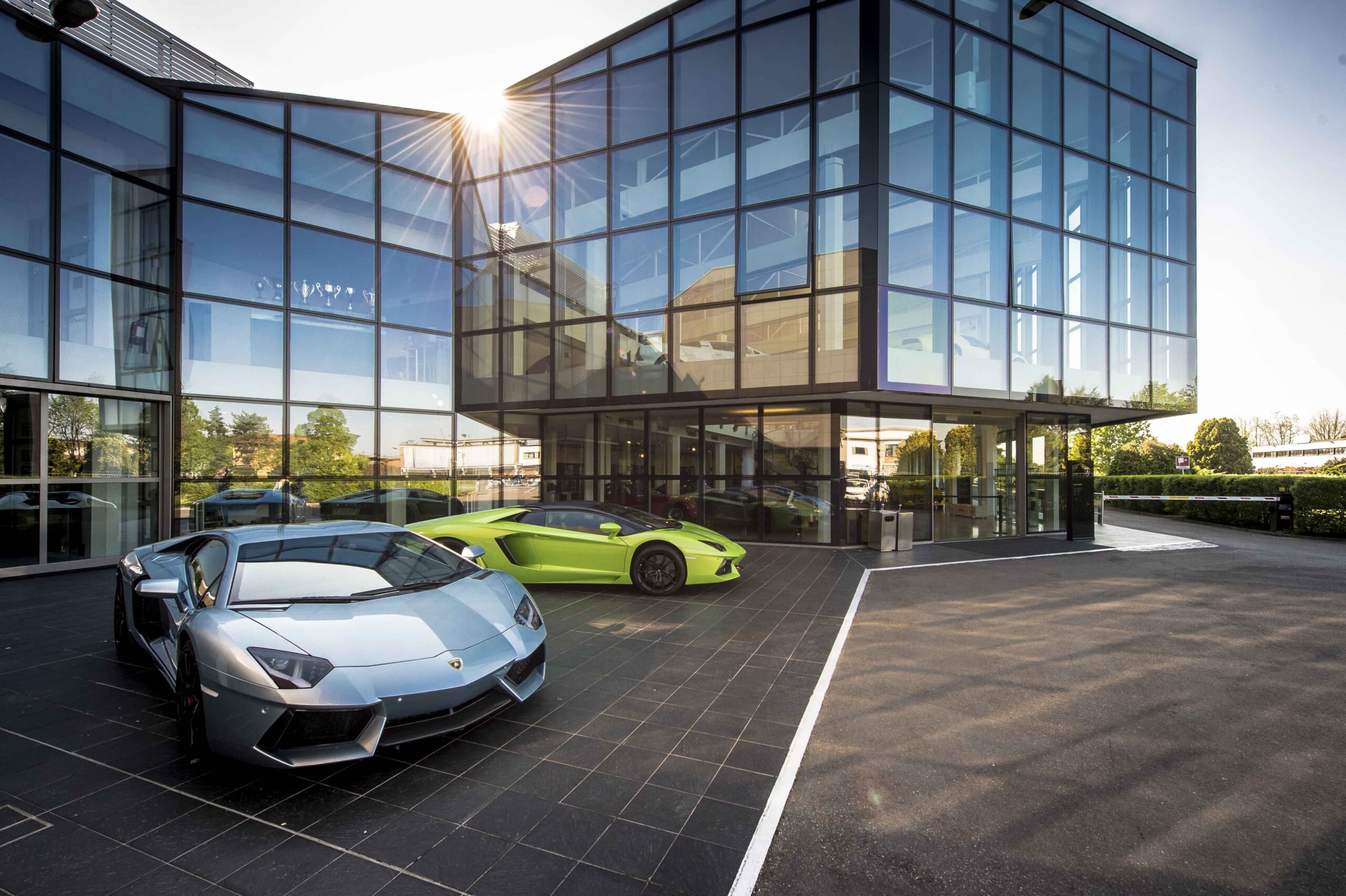 Building cars. Завод Ламборджини в Италии. Сант Агата болоньезе завод Lamborghini. Музей Ламборджини в Италии. Италия завод ламборджт.