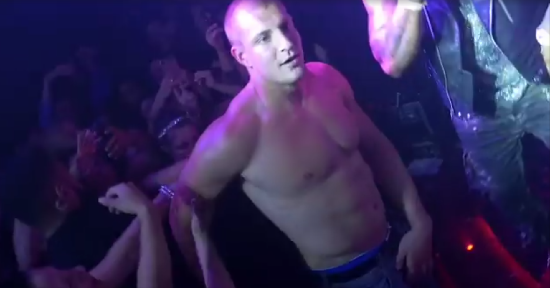 A Shirtless Gronk Racked Up An Utterly Insane 100000 Bar Tab With Flo 8159