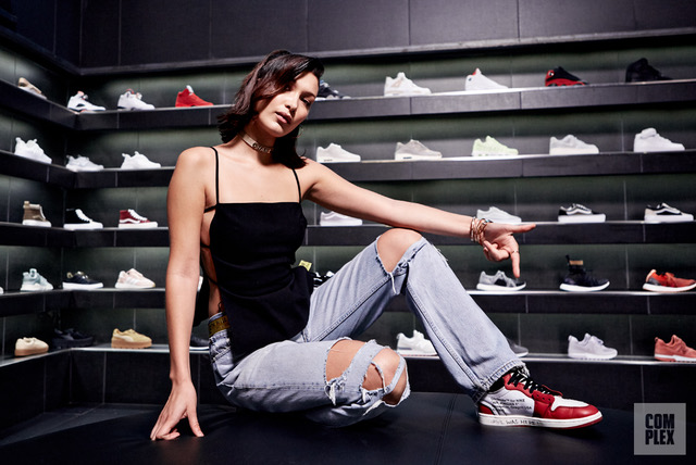 Recitar Resaltar En honor Watch Sneaker-Savvy Supermodel Bella Hadid Reveal Her Favorite Kicks For  Guys - Maxim