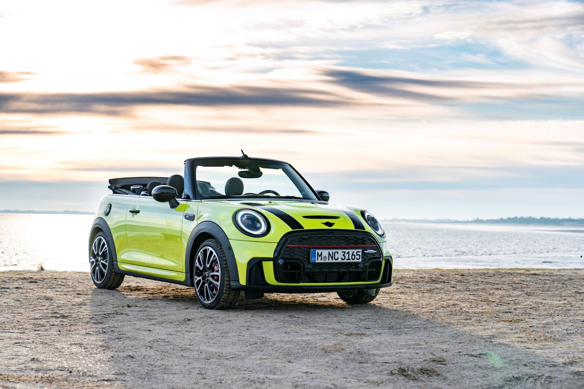 The Mini Cooper S Convertible Is Keeping the Manual Transmission ...