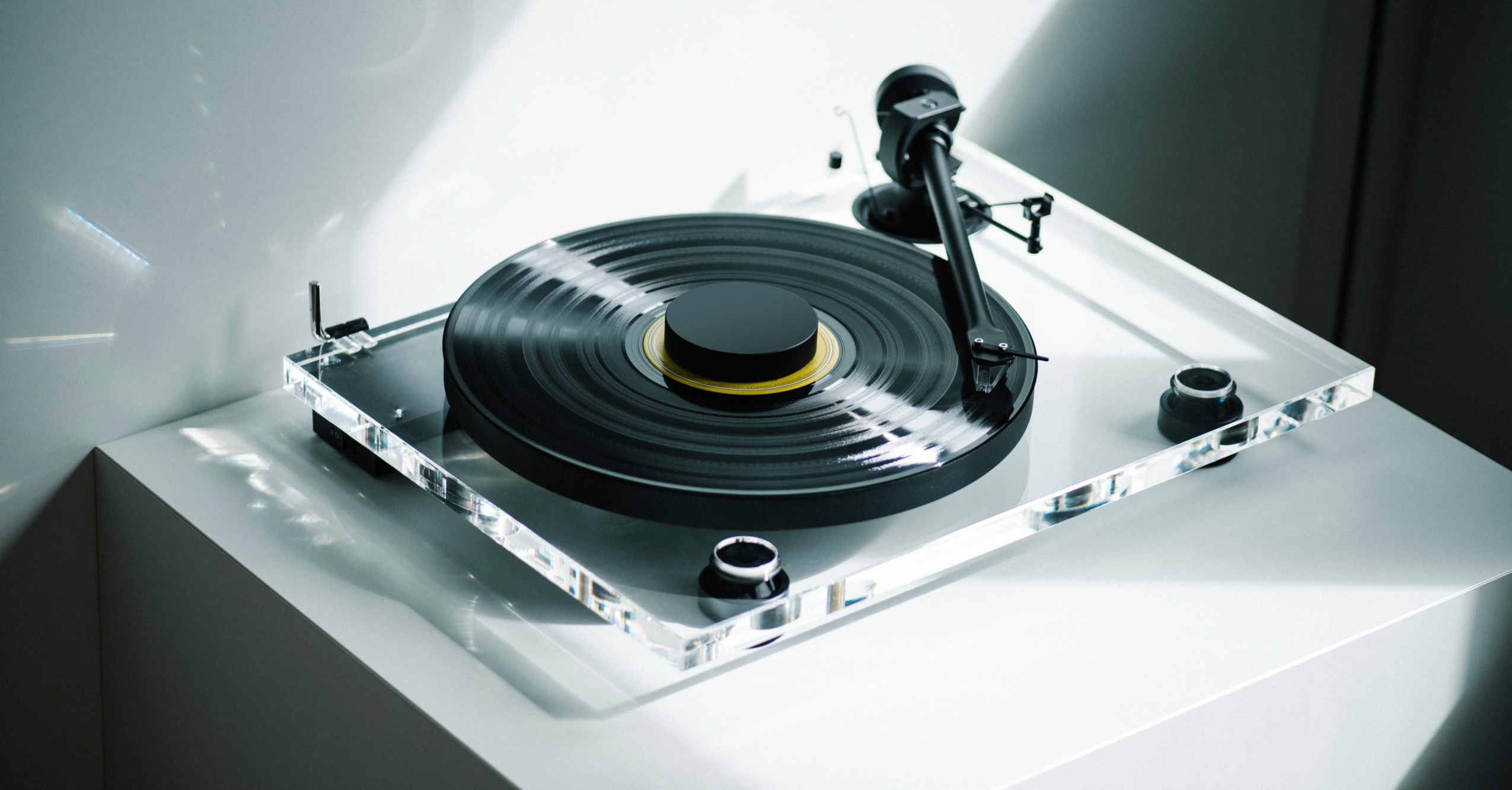 This stunning turntable uses a transparent base for better sound